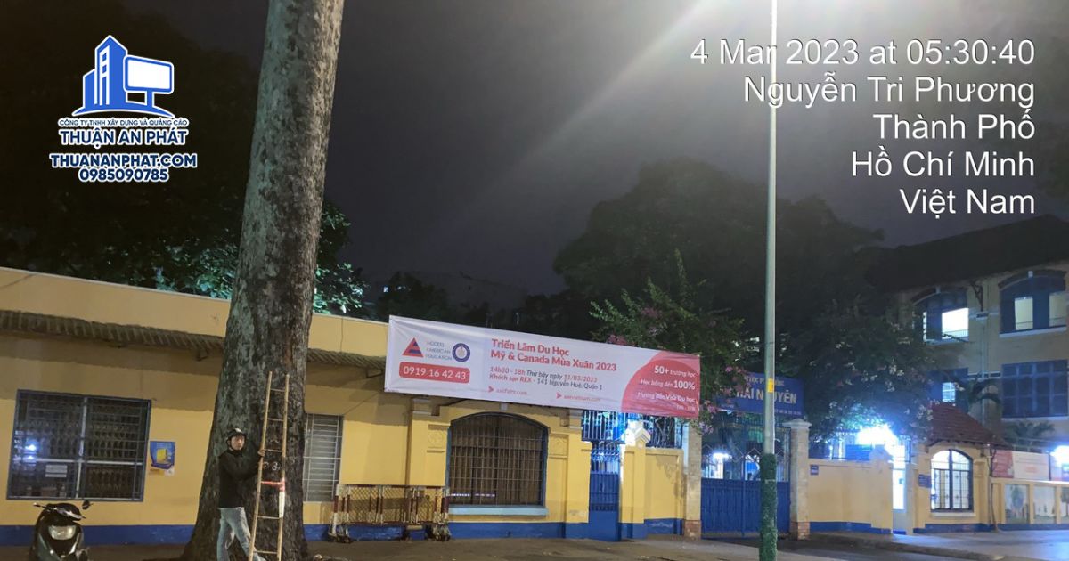 Để đạt được hiệu quả mong đợi thì bạn băng rôn cần được lựa chọn treo băng rôn ở những nơi có tầm nhìn tốt, không bị che lấp bởi các vật cản như: – Khu vực có hệ thống đèn xanh đèn đỏ – Những vị trí có nhiều người qua lại như: trung tâm thương mại, trường học, bệnh viện, công viên vui chơi & giải trí. – Tại những tuyến đường đông dân cư và khách du lịch – Tại những địa điểm được phép treo băng rôn theo quy định của địa phương