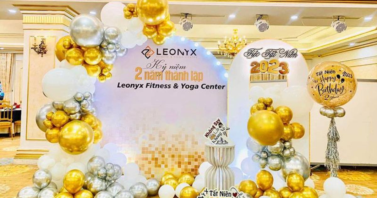 Dịch Vụ In Ấn Và Thi Công Backdrop Uy Tín, Chuyên Nghiệp Tại HCM Backdrop là một phần không thể thiếu trong các sự kiện, hội nghị, lễ cưới, hay các chiến dịch quảng cáo. Với vai trò là phông nền chính, backdrop không chỉ giúp tạo điểm nhấn mà còn truyền tải thông điệp, giá trị của sự kiện hoặc thương hiệu đến người tham dự. Chính vì vậy, việc thi công backdrop đòi hỏi sự chuyên nghiệp, sáng tạo và tỉ mỉ trong từng chi tiết. Tại Thế Giới Backdrop, chúng tôi tự hào là đơn vị thi công backdrop uy tín, mang đến những sản phẩm chất lượng cao, đáp ứng mọi nhu cầu của khách hàng. Trong bài viết này, chúng tôi sẽ cùng bạn khám phá các loại backdrop phổ biến, quy trình thi công, các vật liệu thường dùng và địa chỉ thi công, làm backdrop uy tín giá rẻ hiện nay.