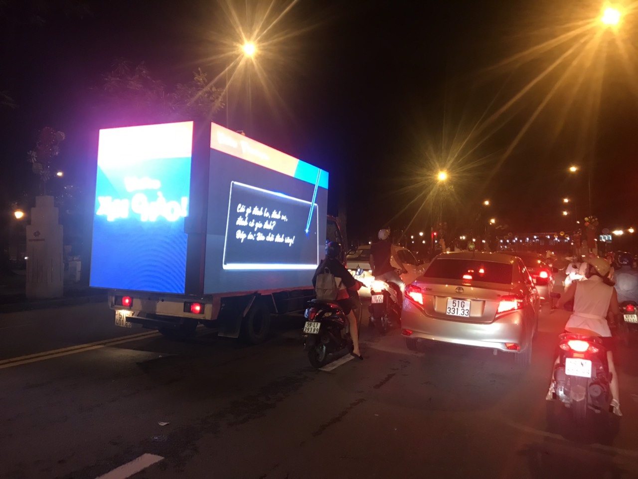 BÁO GIÁ Roadshow XE ĐẠP XE MÁY, TREO CỜ PHƯỚN Roadshow là gì Roadshow là gì mà ai cũng thắc mắc và hỏi nó như thế nào, ra sao, vì sao chọn nó. Roadshow có nghĩa là một chương trình quảng bá hoặc giới thiệu sản phẩm, dịch vụ, hoặc công ty gì đó tới một số địa điểm khác nhau, thường là các thành phố lớn, để tăng cường sự hiện diện của thương hiệu và thu hút sự quan tâm từ khách hàng và nhà đầu tư tiềm năng. Roadshow thường được tổ chức bởi các công ty đang muốn ra mắt sản phẩm mới hoặc muốn thu hút sự quan tâm của nhà đầu tư, hoặc các tổ chức có nhu cầu tìm kiếm đối tác hoặc khách hàng mới. Thông thường, roadshow sẽ bao gồm các buổi giới thiệu sản phẩm hoặc công ty, thảo luận về chiến lược kinh doanh, tìm kiếm đối tác và hội nghị gặp gỡ khách hàng hoặc nhà đầu tư tiềm năng.