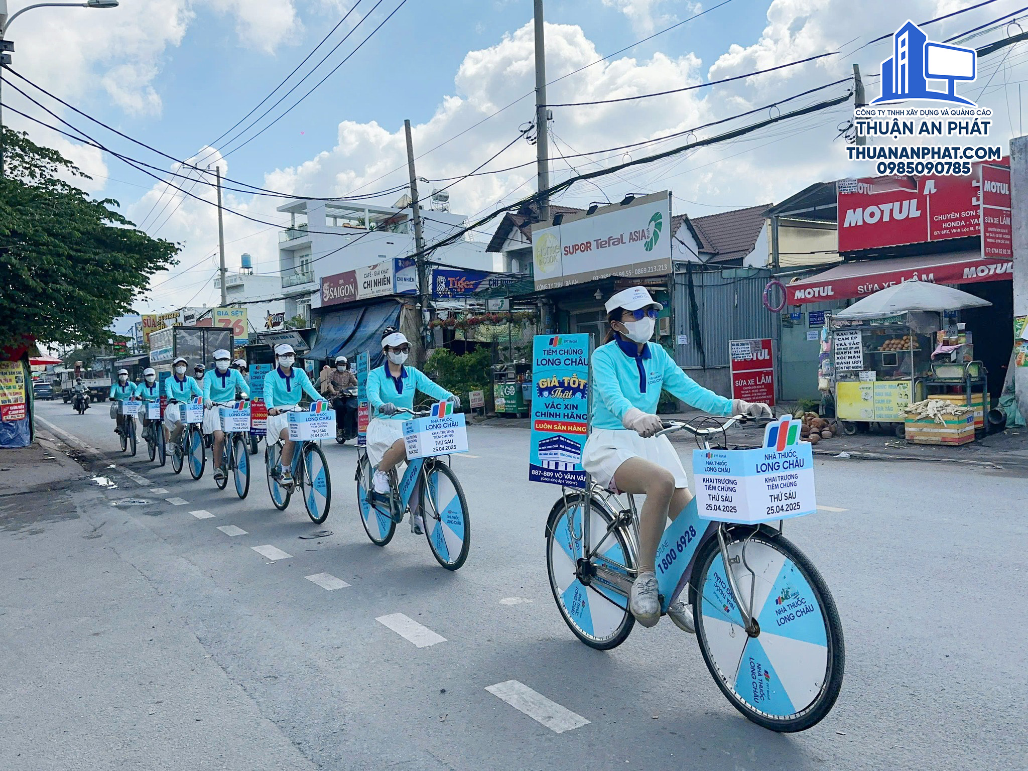 BÁO GIÁ Roadshow XE ĐẠP XE MÁY, TREO CỜ PHƯỚN Roadshow là hoạt động quảng cáo lưu động trên đường phố, nhằm mục đích giới thiệu sản phẩm, dịch vụ hoặc thương hiệu mới tới công chúng, thường được thực hiện bởi các nhãn hàng, doanh nghiệp trong các chiến dịch marketing. Hình thức này bao gồm việc diễu hành bằng các phương tiện như xe máy, xe đạp, ô tô hoặc thậm chí là đi bộ, với trang phục và phương tiện được trang trí đồng bộ để thu hút sự chú ý