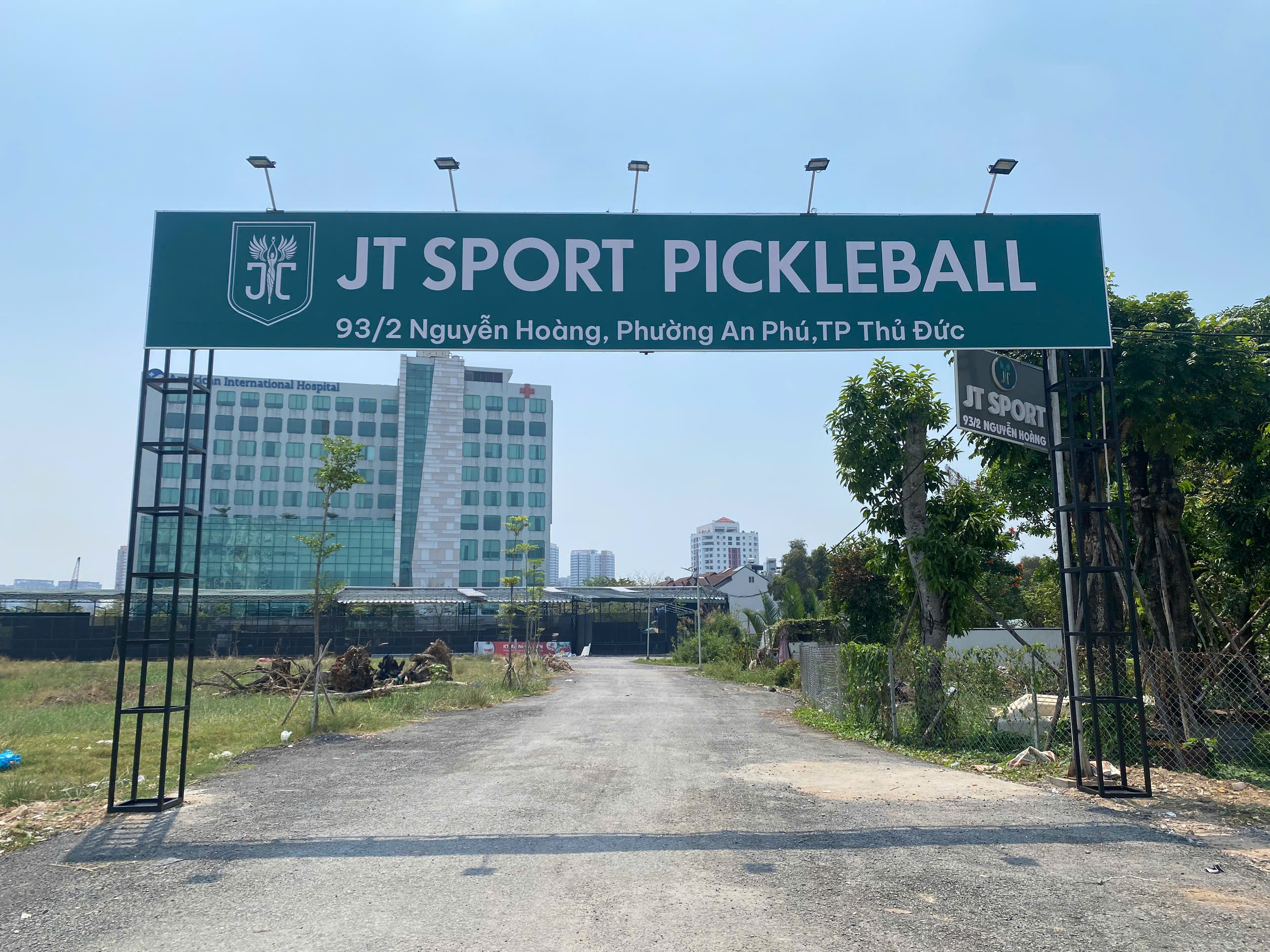 BÁO GIÁ THI CÔNG BẢNG HIỆU HỘP ĐÈN TREO BANNER , PHƯỚN , BĂNG RÔN QUẢNG CÁO CHUYÊN NGHIỆP, UY TÍN Treo banner ( hay còn gọi là treo băng rôn, phướn ) là một hoạt động quảng cáo bằng cách treo những tấm băng rôn lớn ở những vị trí thu hút nhiều sự chú ý, như trên các tòa nhà, cột điện, cầu, hay các khu vực đông dân cư. Hoạt động này thường được lựa chọn sử dụng để quảng bá sản phẩm, dịch vụ hoặc sự kiện. Tùy thuộc vào mục đích quảng cáo, băng rôn có thể được in ấn với nhiều kích thước, lựa chọn màu sắc và hình ảnh khác nhau để tạo sự thu hút và chú ý từ khách hàng tiềm năng. Tuy nhiên, việc treo băng rôn phải tuân thủ các quy định pháp luật về quảng cáo và không gây cản trở giao thông hay ảnh hưởng đến cảnh quan đô thị. Làm sao để treo banner, treo băng rôn, treo phướn quảng cáo ngoài trời