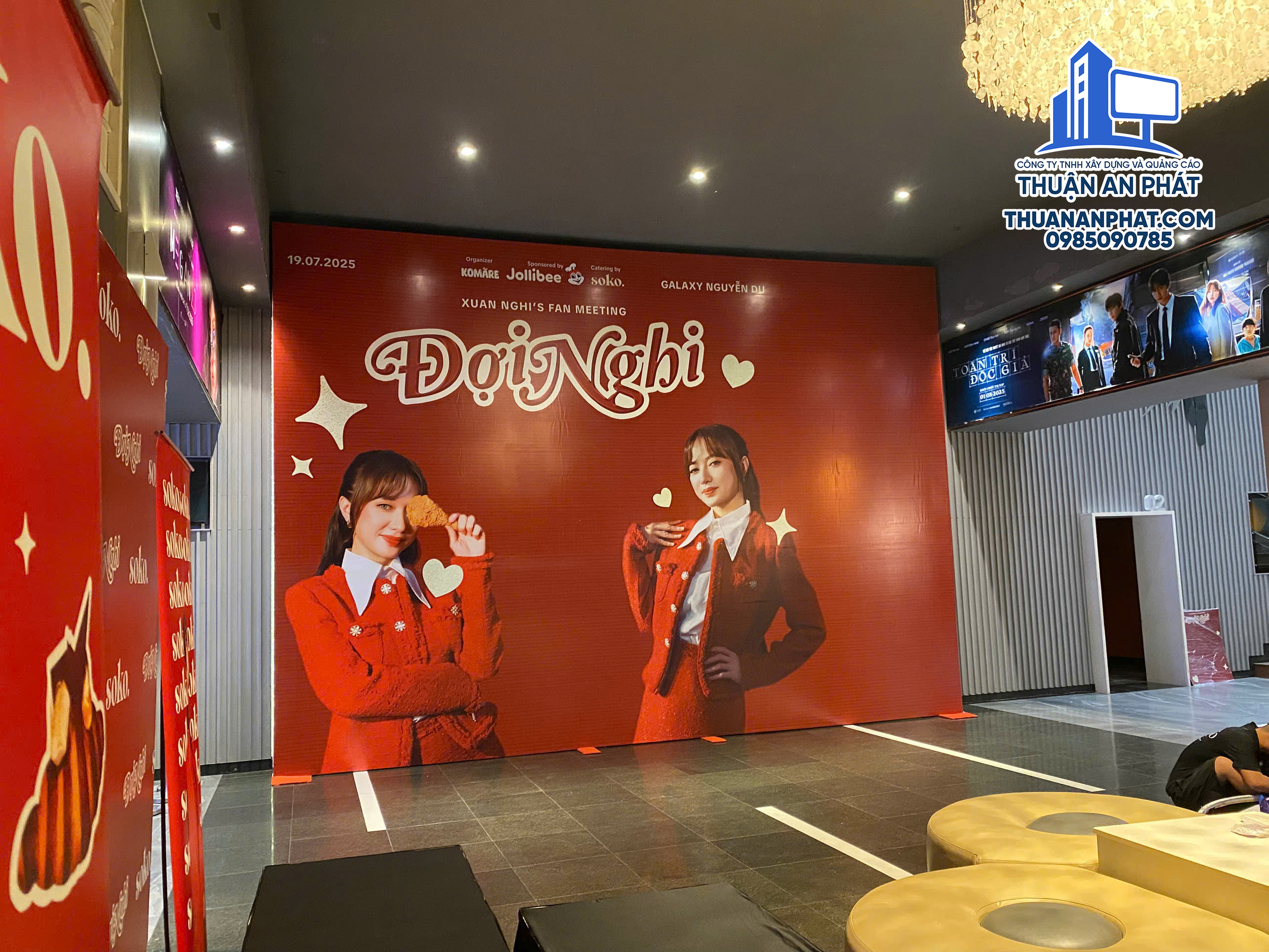 BÁO GIÁ THI CÔNG BACKROP VÀ STANDEE MÔ HÌNH Dịch Vụ In Ấn Và Thi Công Backdrop Uy Tín, Chuyên Nghiệp Tại HCM
Backdrop là một phần không thể thiếu trong các sự kiện, hội nghị, lễ cưới, hay các chiến dịch quảng cáo. Với vai trò là phông nền chính, backdrop không chỉ giúp tạo điểm nhấn mà còn truyền tải thông điệp, giá trị của sự kiện hoặc thương hiệu đến người tham dự. Chính vì vậy, việc thi công backdrop đòi hỏi sự chuyên nghiệp, sáng tạo và tỉ mỉ trong từng chi tiết.
Tại Thế Giới Backdrop, chúng tôi tự hào là đơn vị thi công backdrop uy tín, mang đến những sản phẩm chất lượng cao, đáp ứng mọi nhu cầu của khách hàng. Trong bài viết này, chúng tôi sẽ cùng bạn khám phá các loại backdrop phổ biến, quy trình thi công, các vật liệu thường dùng và địa chỉ thi công, làm backdrop uy tín giá rẻ hiện nay.
